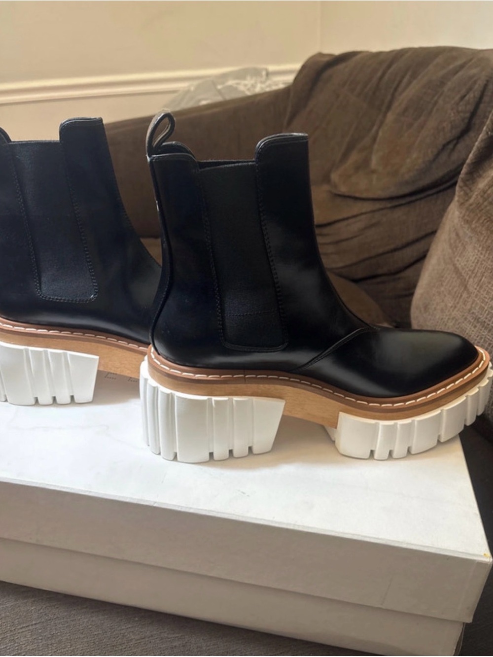 (NEVERWORN)Stella McCartney Black Chelsea Boots with White Lug Sole and Tan Welt